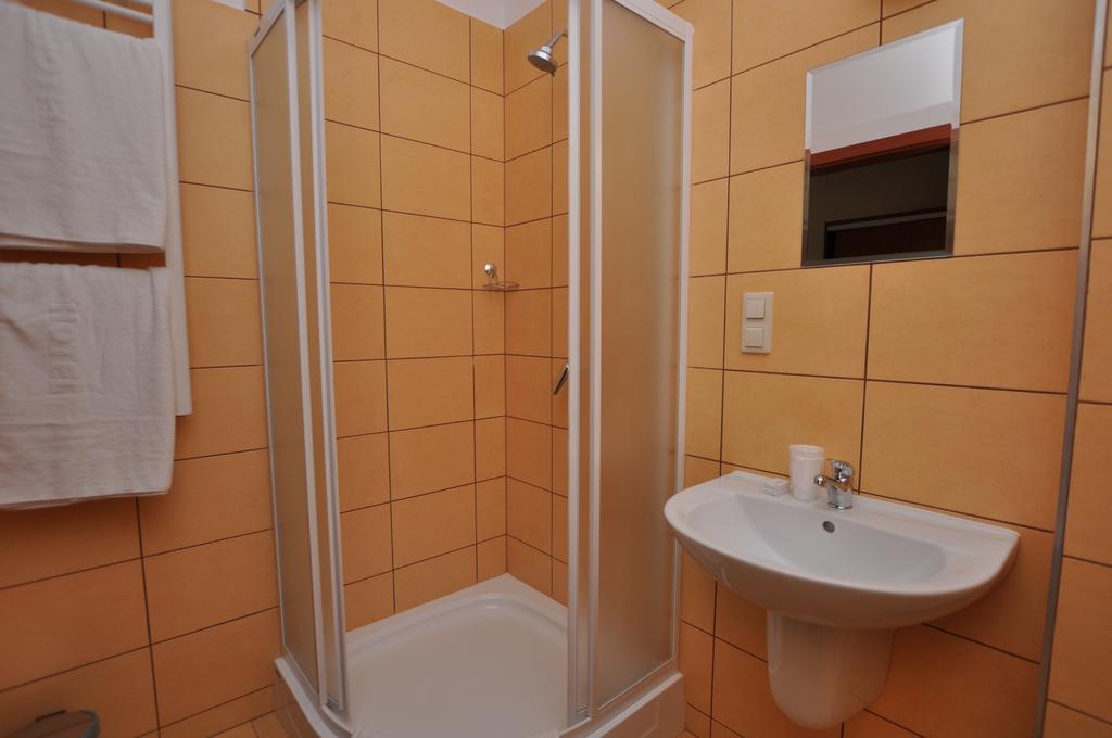 Artix Hotel Zbąszynek Buitenkant foto